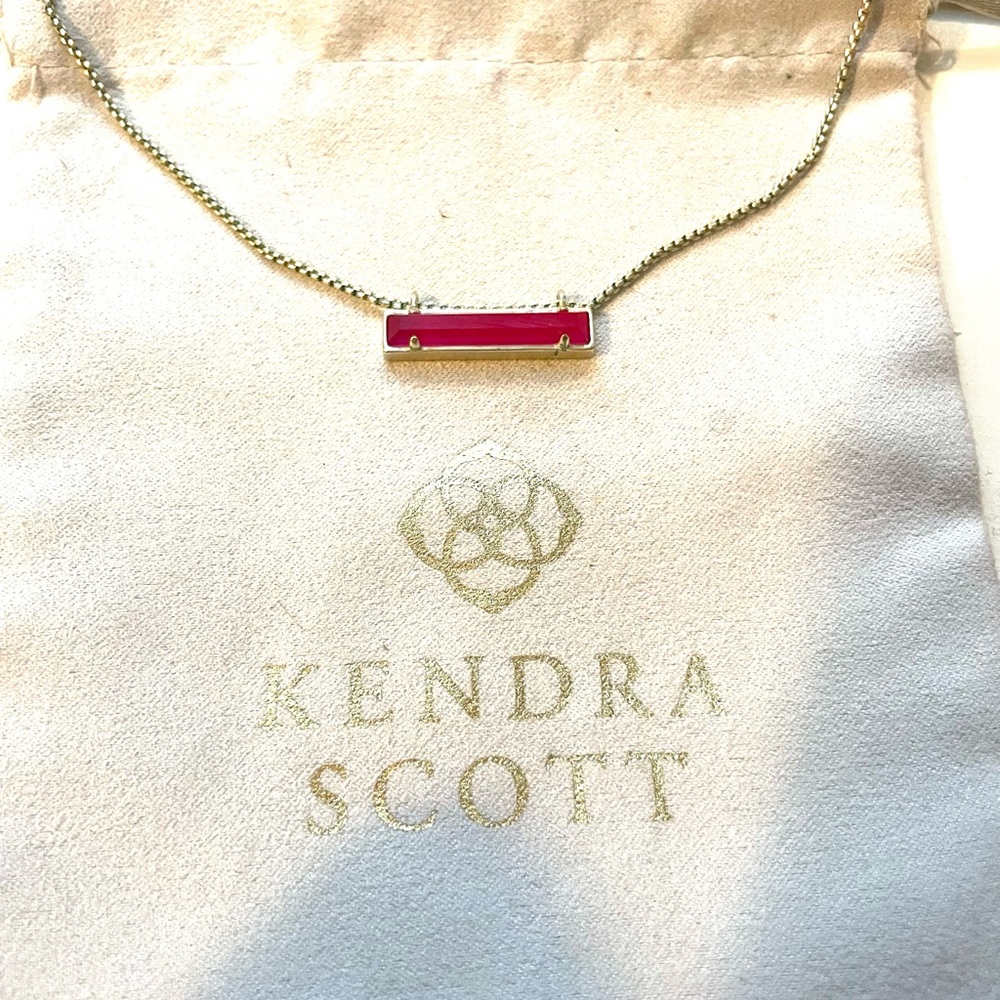 Kendra Scott necklace